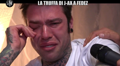 Fedez in lacrime per lo scherzo delle “Iene” | video