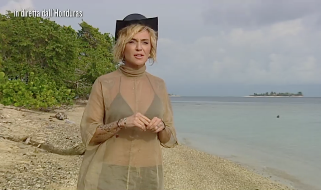 Isola dei Famosi 12: Barale e Degan si baciano, Moreno sull’ultima spiaggia