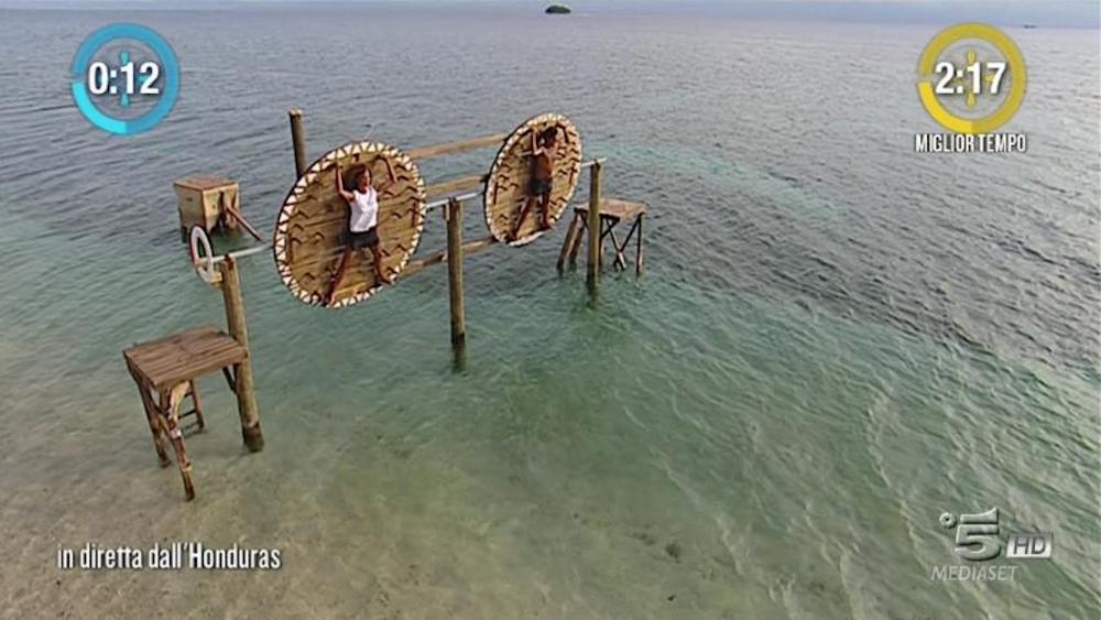 Isola dei Famosi 12: Barale e Degan si baciano, Moreno sull’ultima spiaggia