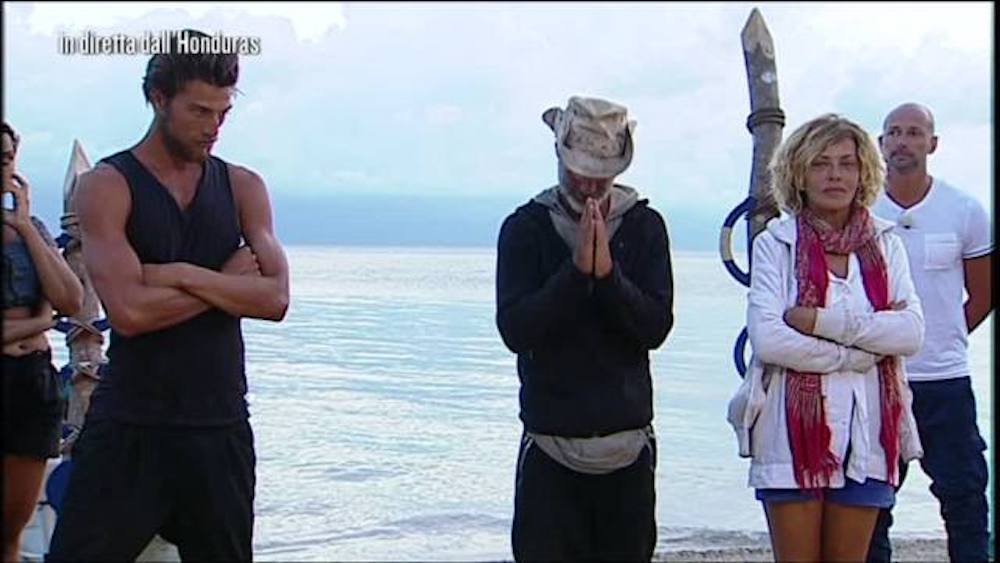 Isola dei Famosi 12: Barale e Degan si baciano, Moreno sull’ultima spiaggia