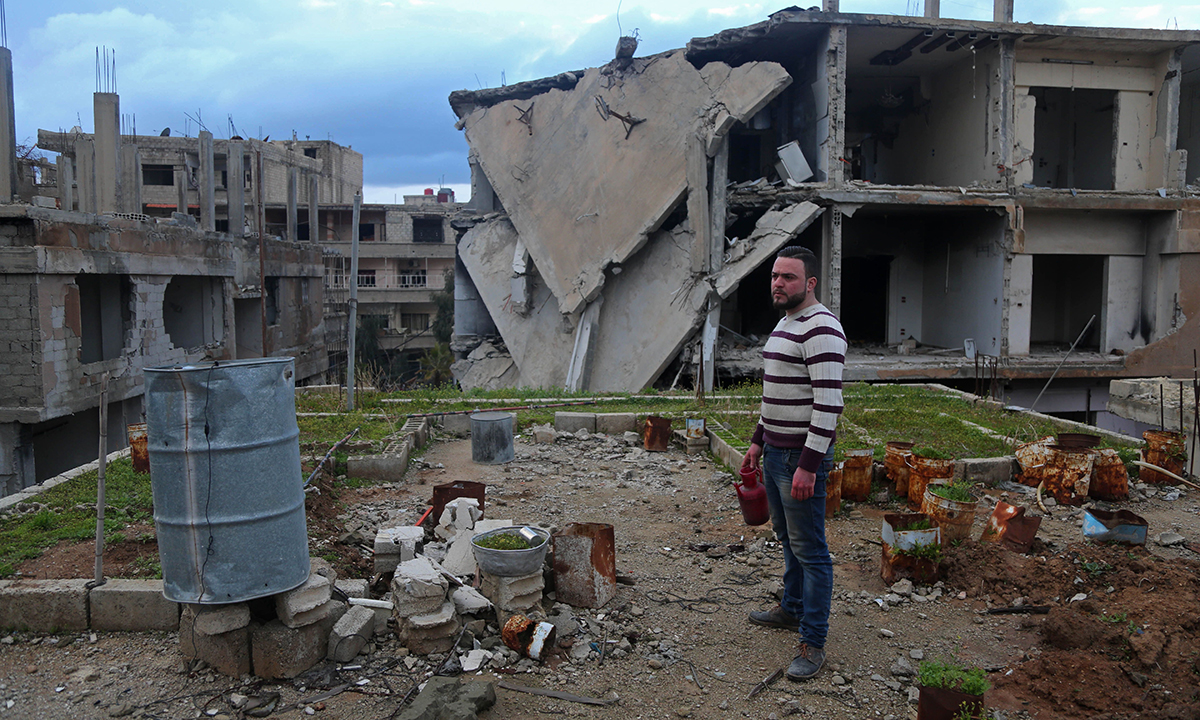 Siria, la speranza di Abu Maher tra le macerie di Arbin – Foto