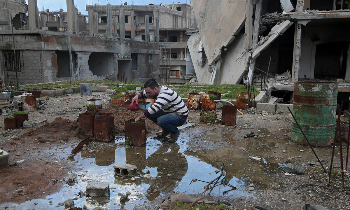 Siria, la speranza di Abu Maher tra le macerie di Arbin – Foto