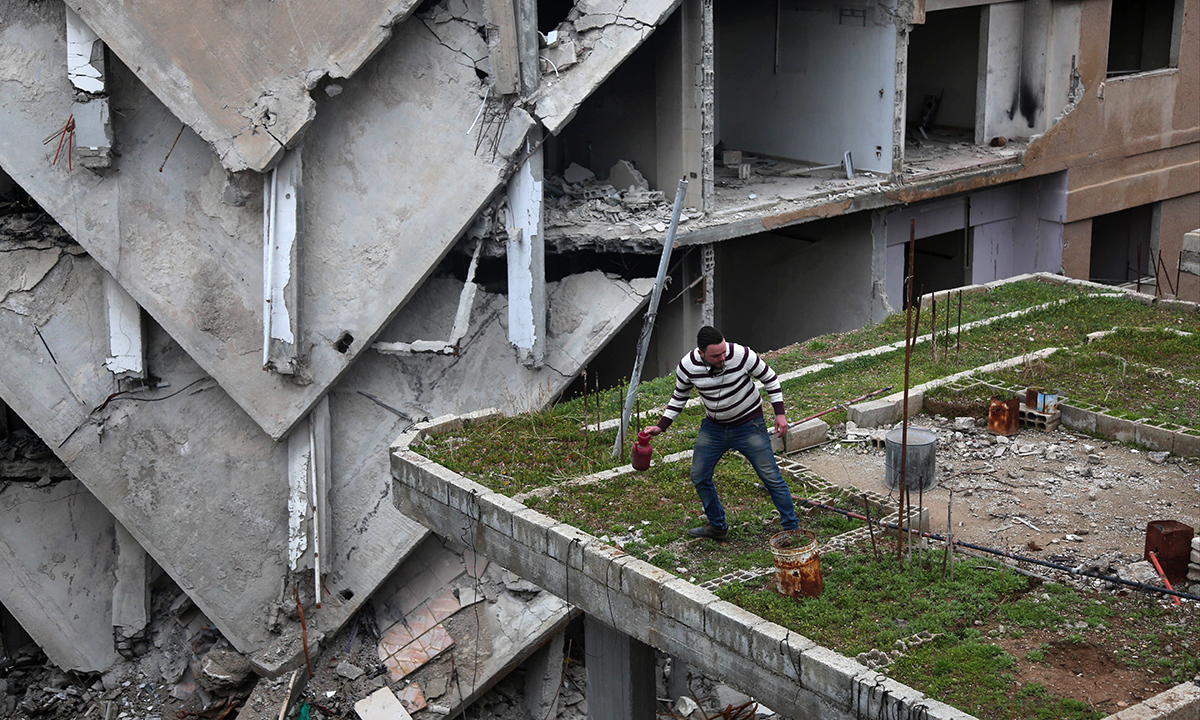 Siria, la speranza di Abu Maher tra le macerie di Arbin – Foto