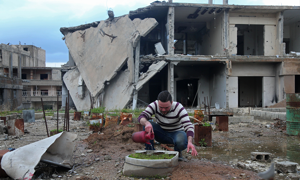 Siria, la speranza di Abu Maher tra le macerie di Arbin – Foto