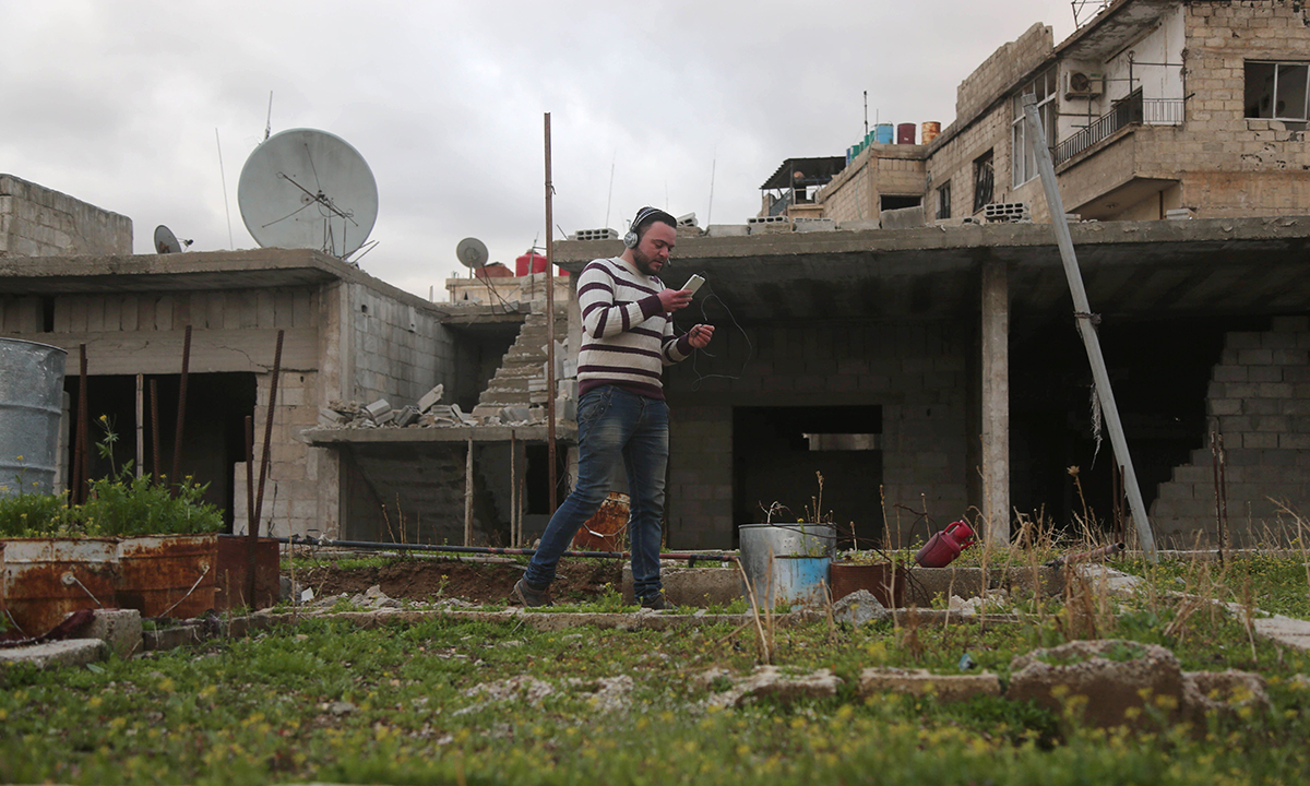 Siria, la speranza di Abu Maher tra le macerie di Arbin – Foto