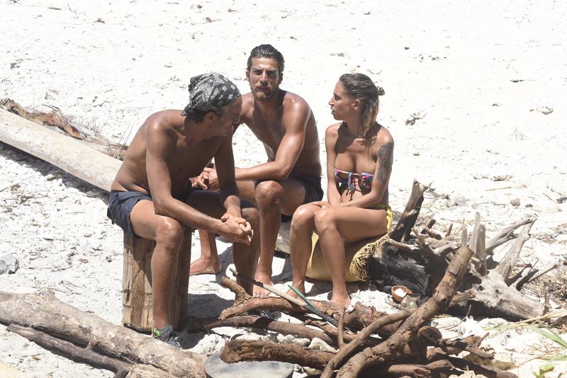 Isola dei Famosi 12: Rocco Siffredi si congeda, in arrivo Paola Barale Isola dei Famosi 12: Rocco Siffredi si congeda, in arrivo Paola Barale