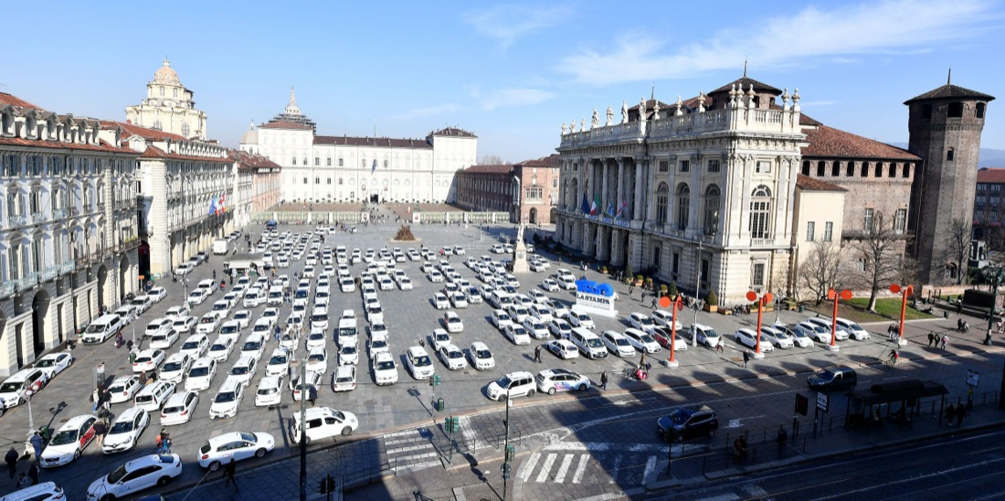 Uber tende la mano ai tassisti. Risposta: sciopero il 23 marzo