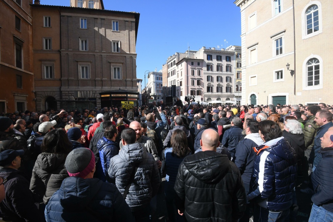 Uber tende la mano ai tassisti. Risposta: sciopero il 23 marzo