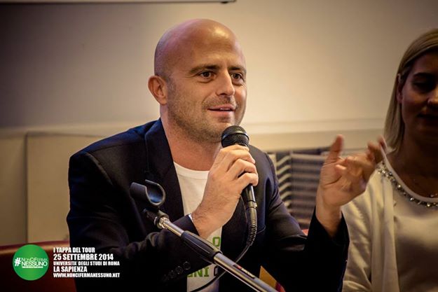Striscia la Notizia, l’inviato Luca Abete aggredito a Caserta