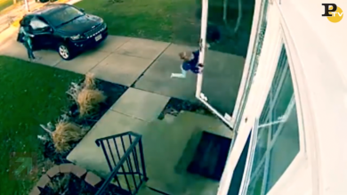 Usa: bambina vola attaccata alla porta per il forte vento | video