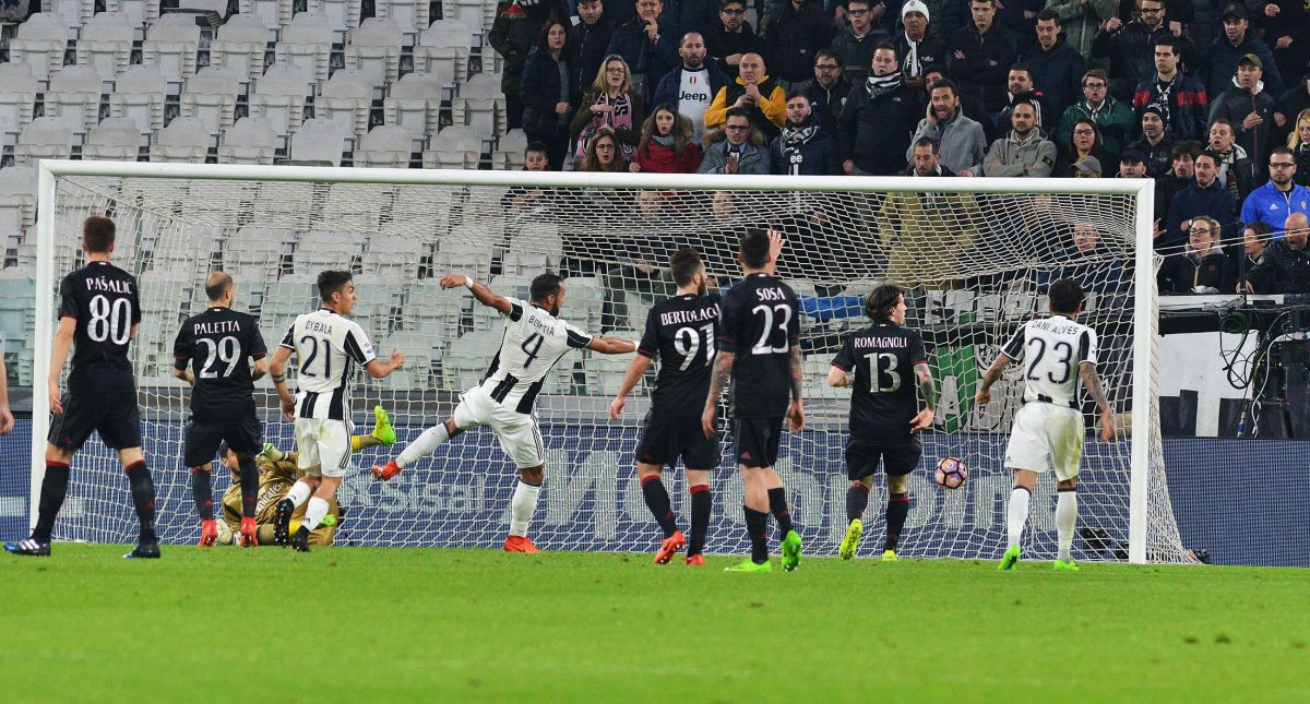 Galleria foto 'Juventus sotto attacco: scudetti danneggiati, scritte e striscioni' - foto 5