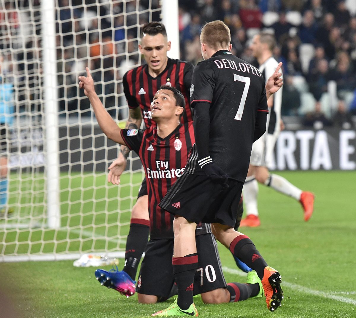 Galleria foto 'Juventus sotto attacco: scudetti danneggiati, scritte e striscioni' - foto 3