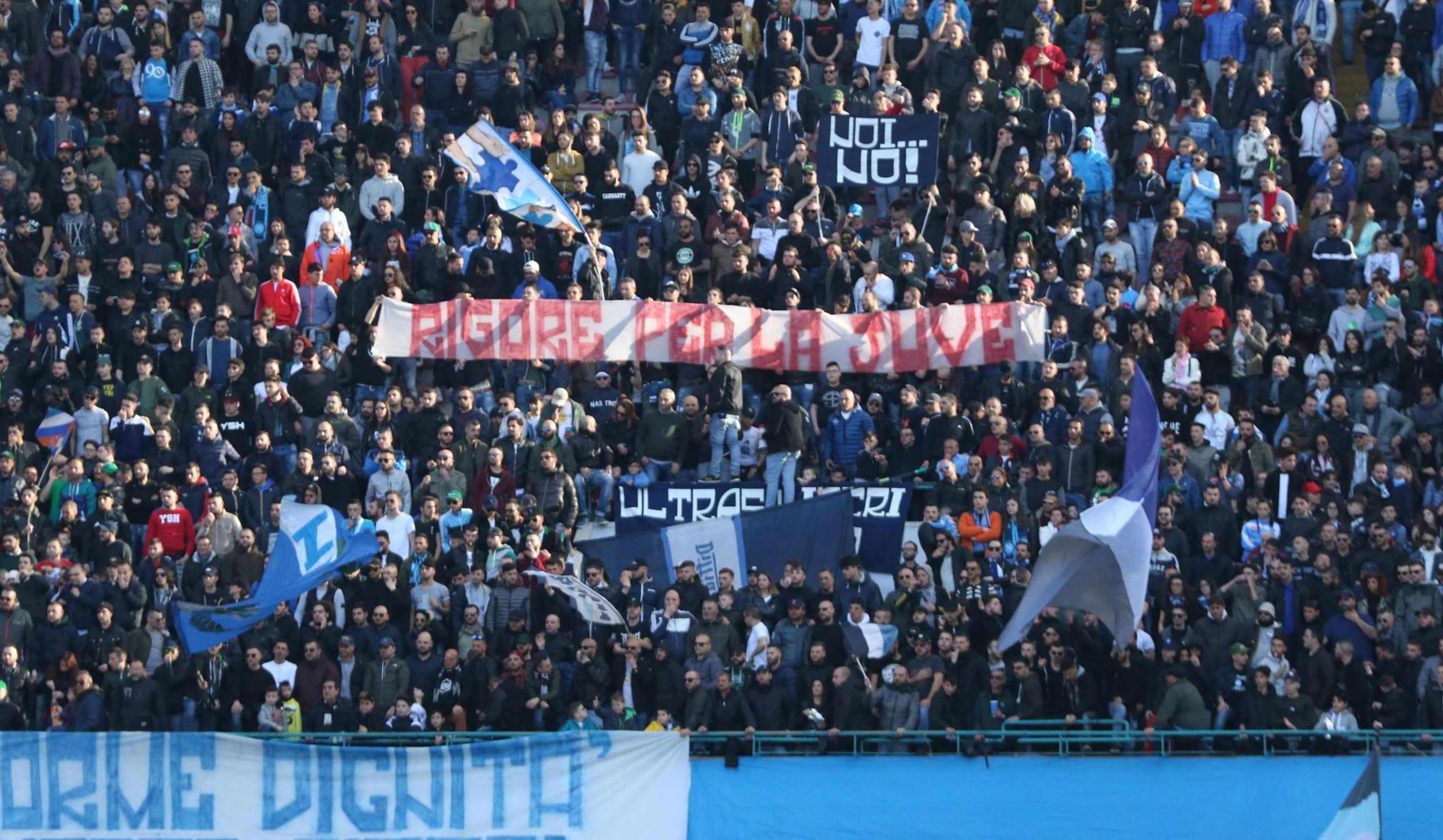Juventus sotto attacco: scudetti danneggiati, scritte e striscioni