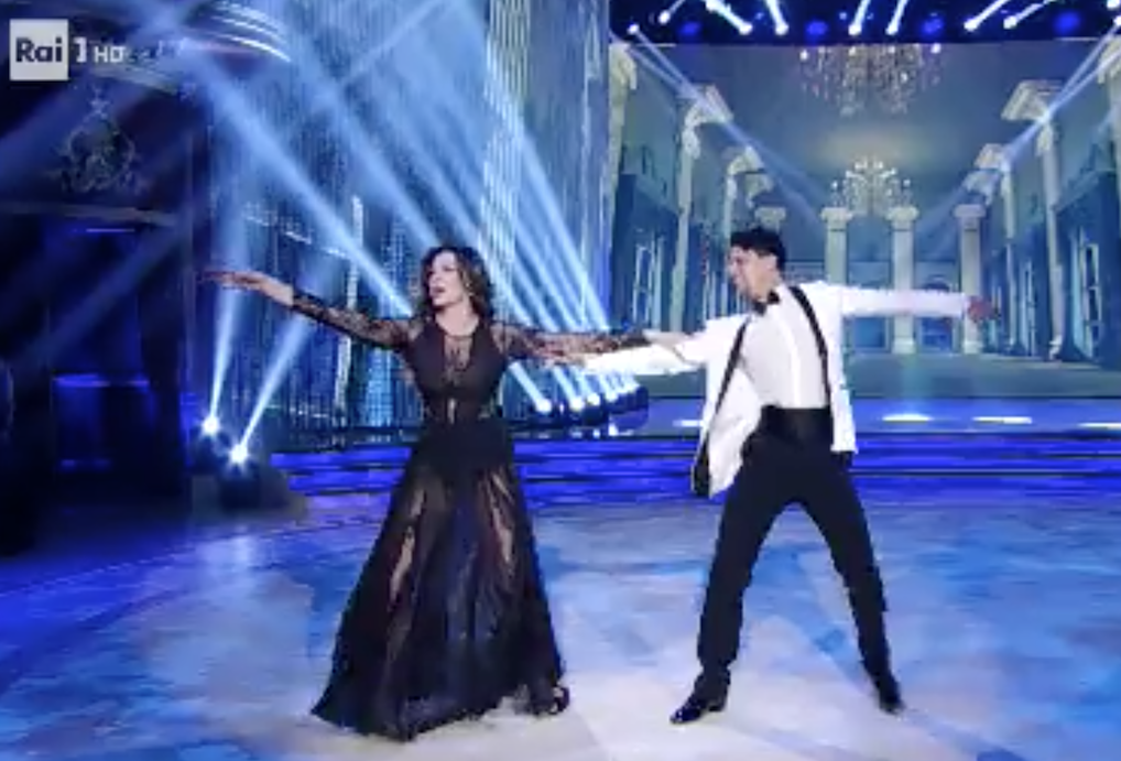 Ballando con le stelle 12: eliminata la Galiena, tutti pazzi per Oney Tapia