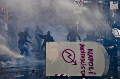 Napoli: guerriglia urbana e scontri alla manifestazione anti-Salvini | video