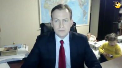 Bbc: l’intervista all’esperto interrotta dai figli | video