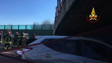 Il crollo del ponte sulla autostrada A14. Due morti | video