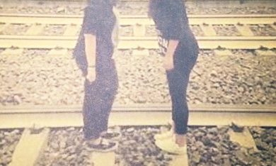 Selfie sui binari del treno: un gioco (molto) pericoloso