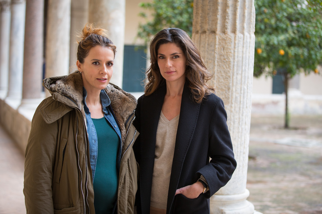Sorelle: Anna Valle e Loretta Goggi protagoniste della nuova serie di Rai 1 Sorelle: Anna Valle e Loretta Goggi protagoniste della nuova serie di Rai 1