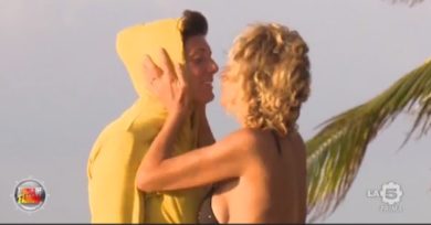 Il coming out di Eva Grimaldi e i baci con Imma Battaglia | VIDEO