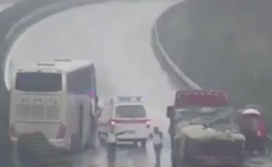 Cina, l’autista si addormenta sull’autobus: un morto e diversi feriti