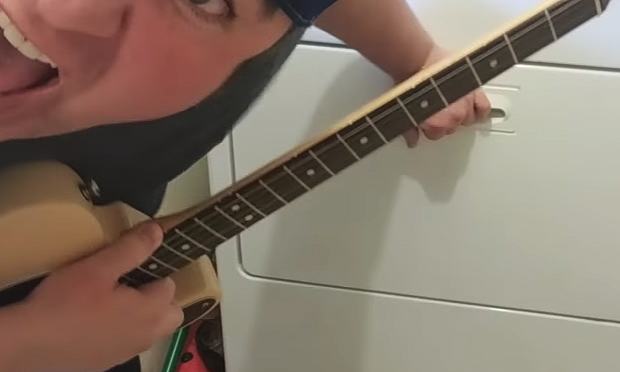 Gli AC/DC rifatti con chitarra e lavatrice