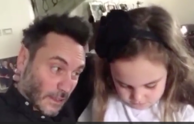 Nek canta alla figlia “La Bella e la Bestia”