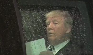 Trump ripassa in macchina il discorso per il Congresso. Ironia sul web