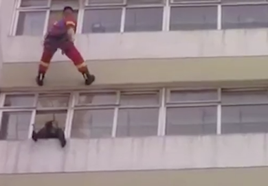 Eroico salvataggio in Cina. Pompiere salva una donna che voleva suicidarsi