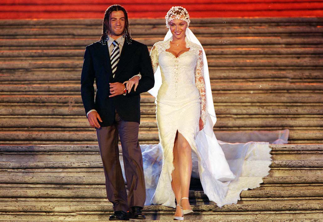 Paola Barale: i 50 anni della conduttrice, tra tv e grandi amori