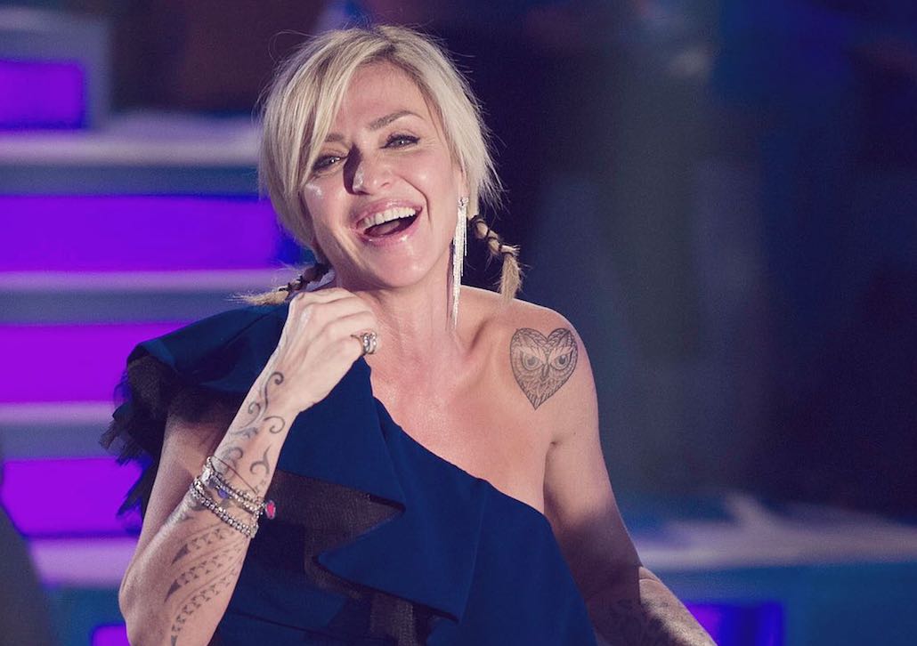 Paola Barale: i 50 anni della conduttrice, tra tv e grandi amori