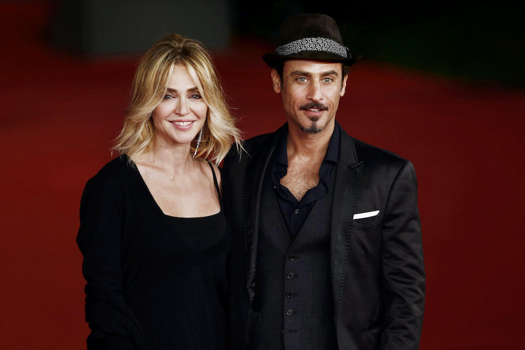 Paola Barale: i 50 anni della conduttrice, tra tv e grandi amori