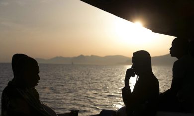 Migranti, perché i 5 Stelle attaccano le Ong