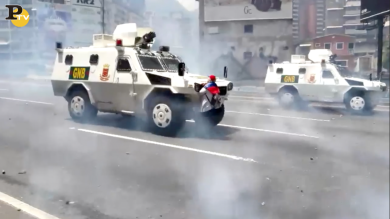 Caracas: manifestante ferma blindato della Polizia | video