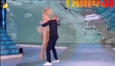 Bettarini spoglia la Marcuzzi all’Isola dei Famosi