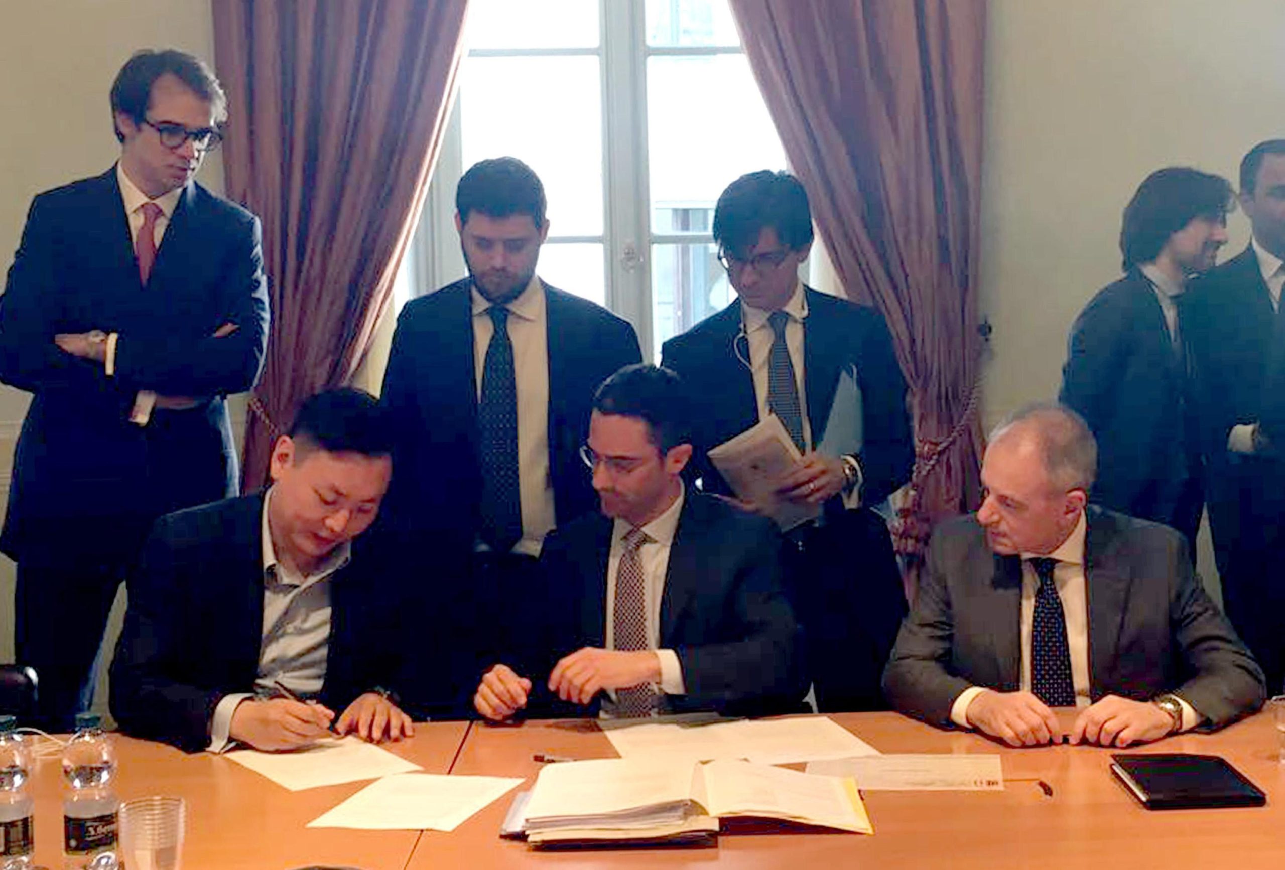 Il Milan ai cinesi: tutti i numeri del closing con Yonghong Li