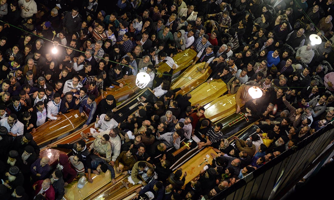 Galleria foto 'Attentati in Egitto: i funerali delle vittime a Tanta e Alessandria – Foto' - foto 1