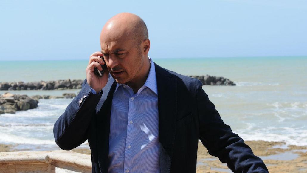 Il Commissario Montalbano: tornano le indagini de La pista di sabbia Il Commissario Montalbano: tornano le indagini de La pista di sabbia