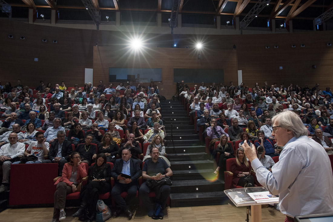 Vittorio Sgarbi e l’essenza di Torino: arte e architettura – FOTO – VIDEO Vittorio Sgarbi e l’essenza di Torino: arte e architettura – FOTO – VIDEO