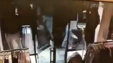 Attentato Stoccolma: il camion tra la folla che scappa in negozio | video