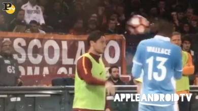 Totti: pallonata in faccia a Wallace, derby Roma-Lazio | video