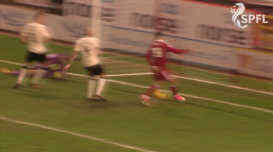 Calcio: l’incredibile errore di Miles Storey (Aberdeen) | video