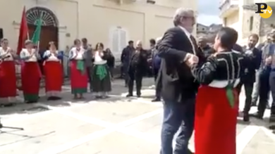 Emiliano si rompe il tendine d’Achille ballando | video