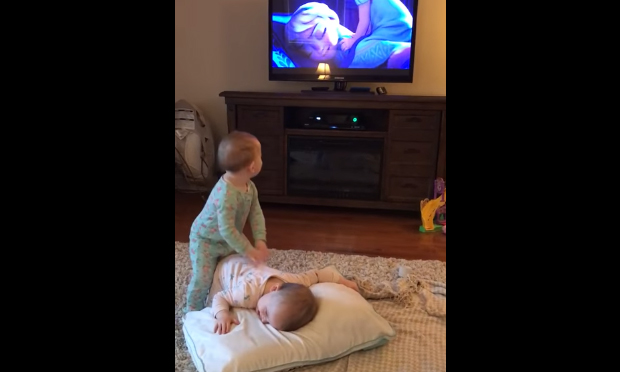 Le gemelle che recitano il film Frozen Le gemelle che recitano il film Frozen