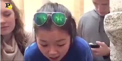 La giovane Tiffany canta nel pozzo di Spoleto e incanta il web