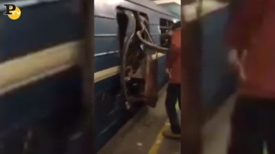 San Pietroburgo: la carrozza della metropolitana distrutta dalla bomba | video