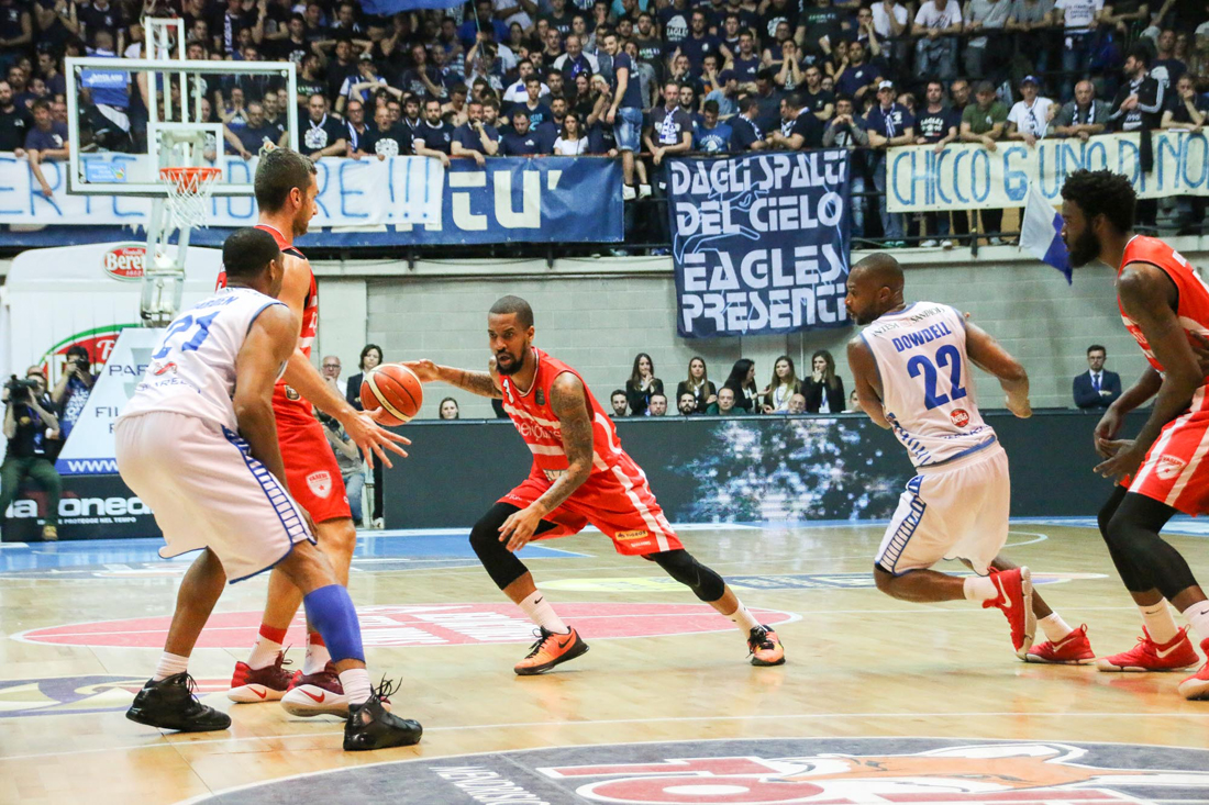 Basket: Milano perde la prima in casa, Varese vince la 6a nel derby con Cantù