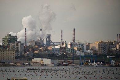 Ilva, gli esuberi dei lavoratori e il piano AcelorMittal-Marcegaglia