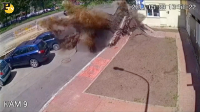 Esplosione a Kiev: scoppia tubo dell’acqua e distrugge strada ed auto