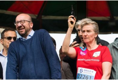 Belgio, la principessa spara e spaventa il Premier | Video